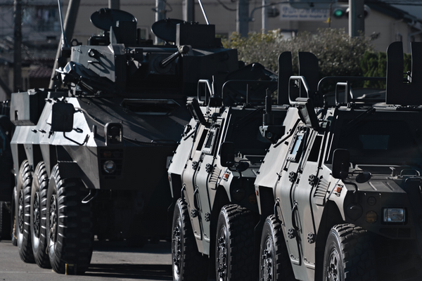 Armored vehicles with run-flat tires